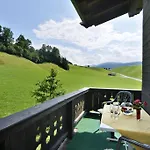 Gaestehaus Hoelzl 住宿加早餐酒店 3*