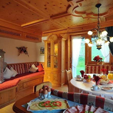 Gaestehaus Hoelzl Bed & Breakfast