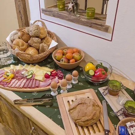 Gaestehaus Hoelzl 住宿加早餐酒店 3*